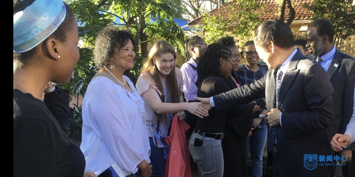 1537318960437903.jpg 孔院学生欢迎徐部长2.jpg