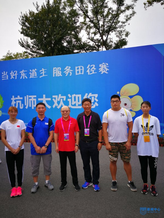 教育厅体艺术张鲤鲤处长和张天峰主任与田径队合�?.jpg