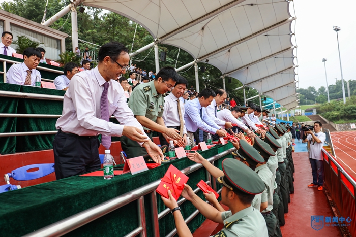 27为军训先进个人代表颁奖.jpg 27为军训先进个人代表颁奖.jpg