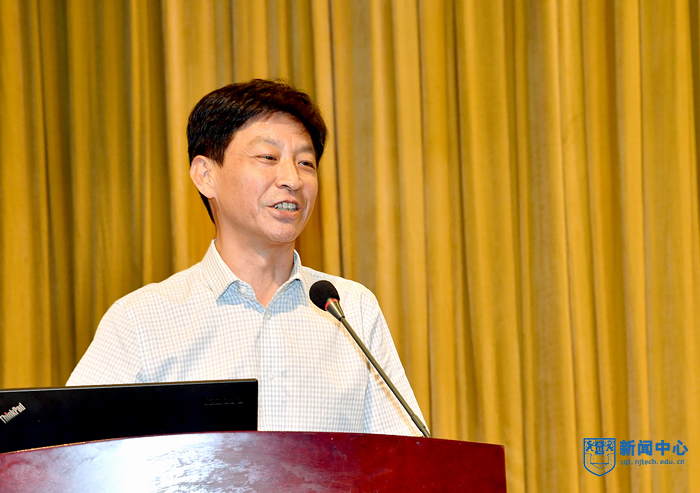 7张进明副校长做题为《不忘初�? 教书育人》的讲话.jpg