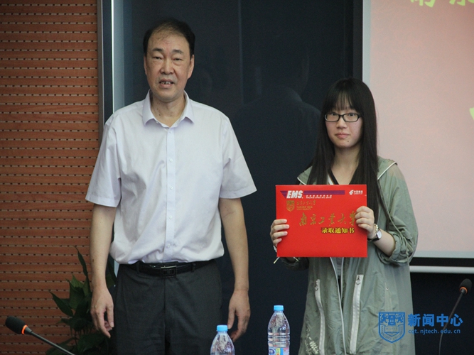 6-1朱跃钊副书记赴南京中华中学为新生发放录取通知书_副本.jpg 6-1朱跃钊副书记赴南京中华中学为新生发放录取通知书_副本.jpg