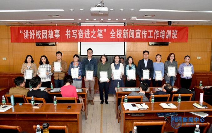 5 首届“优秀新媒体平台”获奖代表上台领奖.JPG 5 首届“优秀新媒体平台”获奖代表上台领奖.JPG