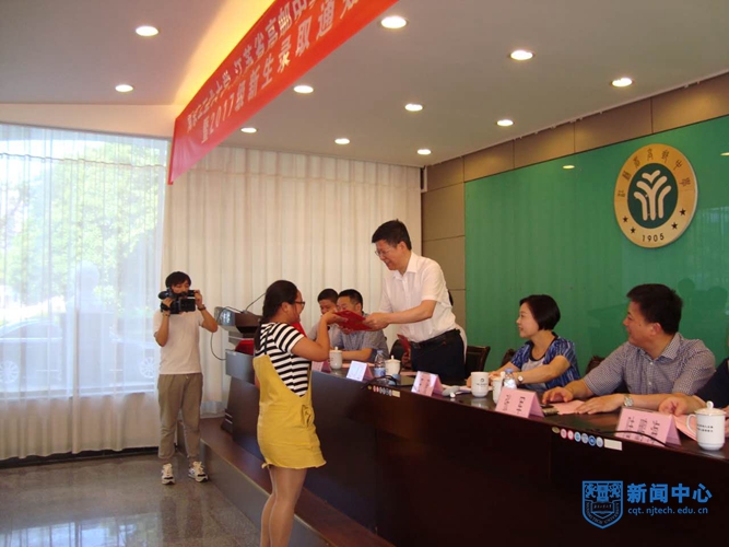 1芮鸿岩书记赴高邮中学为新生发放录取通知书.jpg 1芮鸿岩书记赴高邮中学为新生发放录取通知书.jpg