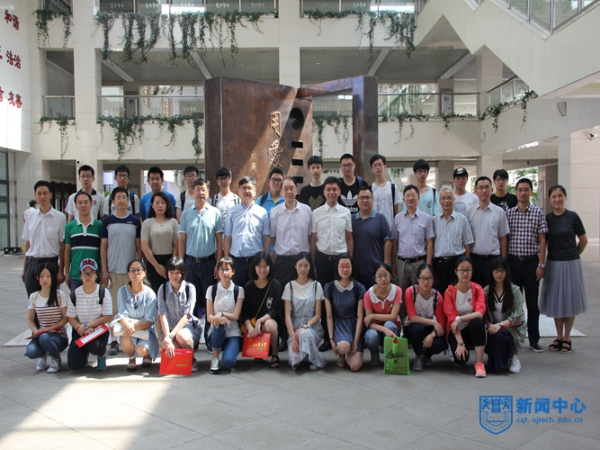 6-2朱跃钊副书记赴南京中华中学为新生发放录取通知书_副本.jpg 6-2朱跃钊副书记赴南京中华中学为新生发放录取通知书_副本.jpg