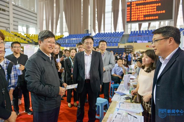 芮书记与企业代表交谈.jpg 芮书记与企业代表交谈.jpg